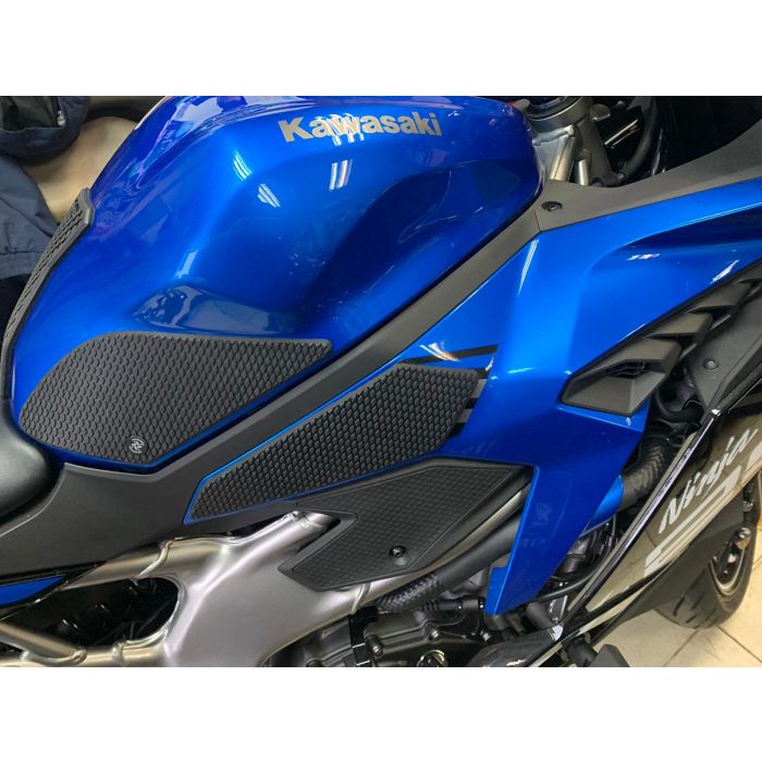 TechSpec KAWASAKI ZX25R (2020 - CURRENT) SnakeSkin Tank Grips