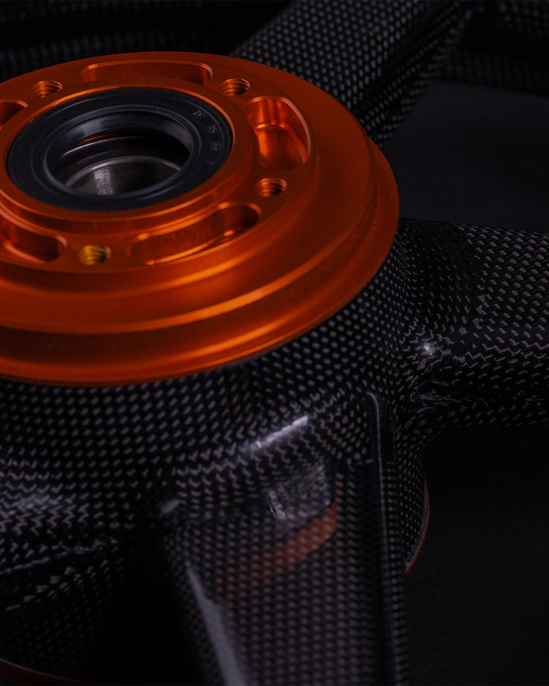Dymag CA5 evo orange hub on Carbon fine weave